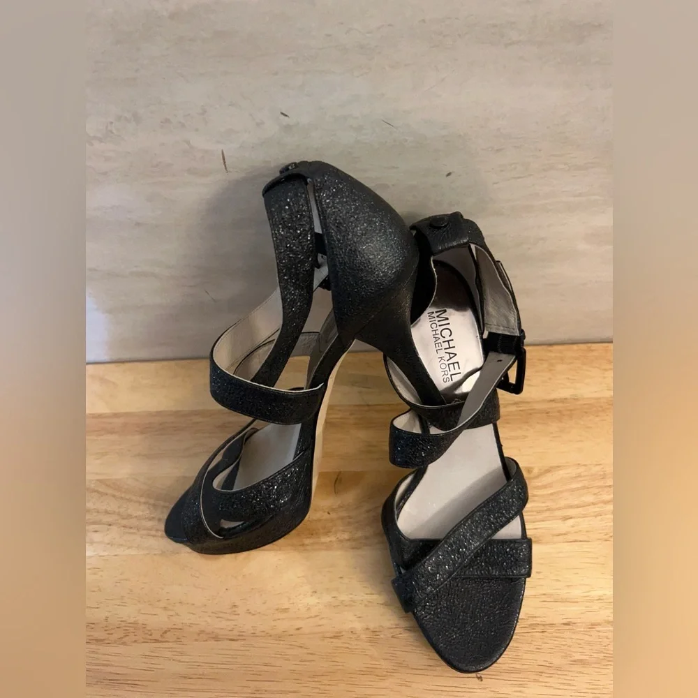 MICHAEL Michael Kors Evie platform sandals in black glitter. - Picture 3 of 11
